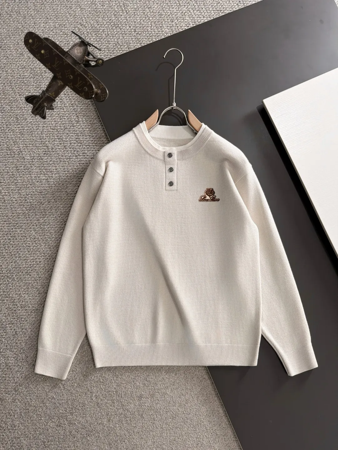 Next day shipping LP 2041 official website latest autumn and winter sweaters, hot sale at the counter simultaneously! Specially made of wool blended fabric. It feels comfortable and can be directly in contact with the skin. The logo badge is exquisitely embroidered, which is extremely eye-catching! The details highlight the fashionable charm of big brands. Exquisite workmanship. Three-dimensional cutting style. The wearing effect is invincible and handsome! All three standards are complete! Sizes:M-3XL
